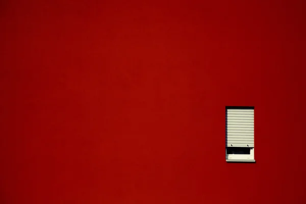 Белое окно на красной стене — стоковое фото