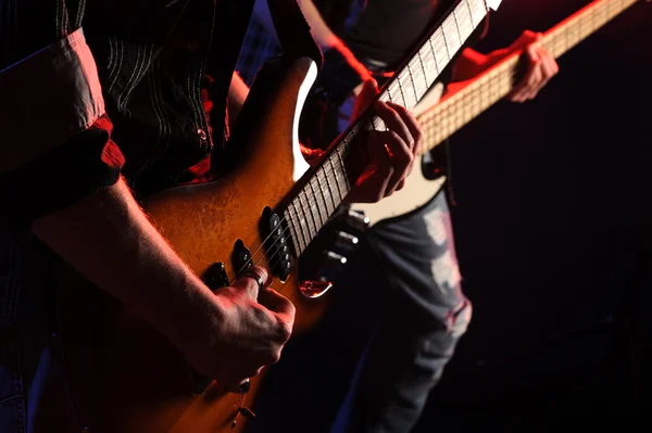 Rock-zenészektől, játszik egy élő koncert — Stock Fotó