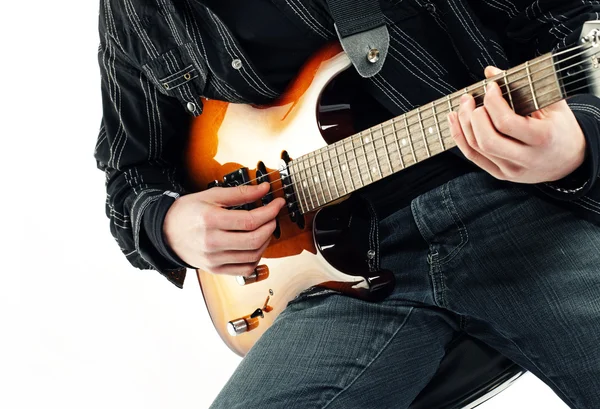 Guitarrista isolado em fundo branco — Fotografia de Stock
