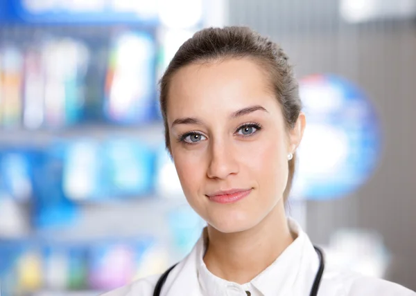 Retrato de una farmacéutica en farmacia —  Fotos de Stock