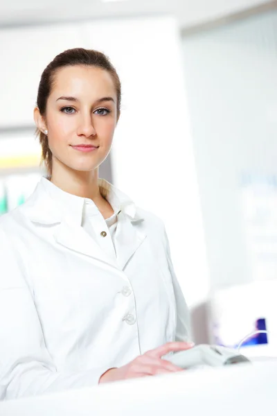 Retrato de uma farmacêutica feminina na farmácia — Fotografia de Stock