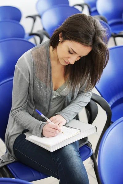 Joven mujer está escribiendo notas — Foto de Stock