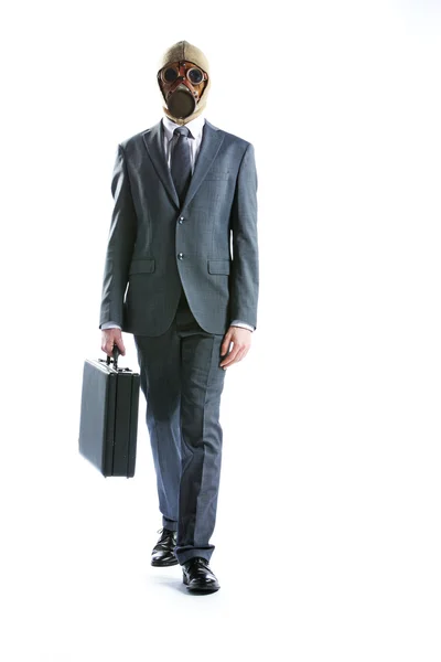 Porträt eines Geschäftsmannes mit Gasmaske und Koffer — Stockfoto