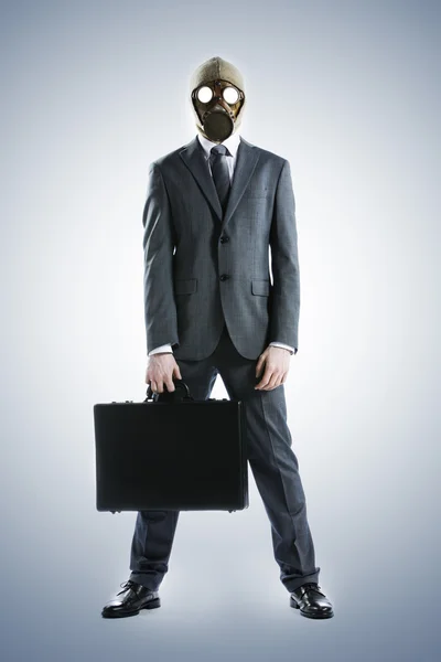Ritratto di uomo d'affari in maschera antigas con valigia — Foto Stock