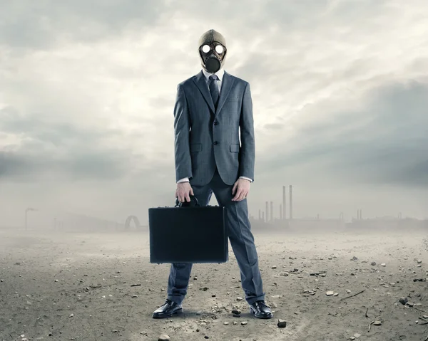Apocalíptico: retrato de homem de negócios em uma máscara de gás com mala — Fotografia de Stock