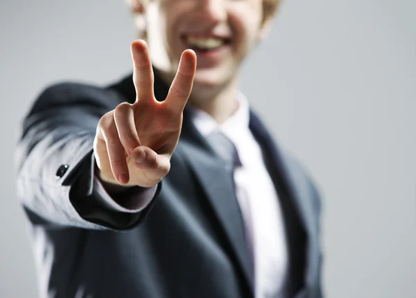 Jonge zakenman hand tonen het teken van de overwinning. — Stockfoto