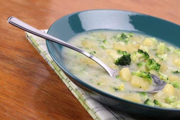 Суп из брокколи с картошкой — стоковое фото