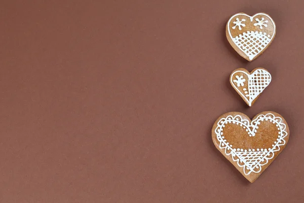 Gingerbread hearts on brown — Stock Photo, Image