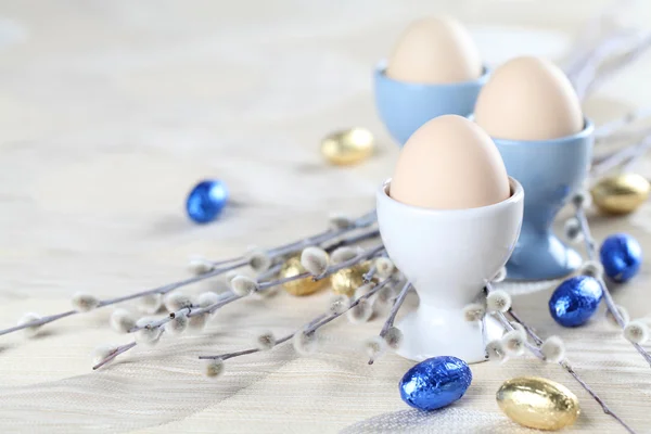 Vejce v modré a bílé eggcups — Stock fotografie