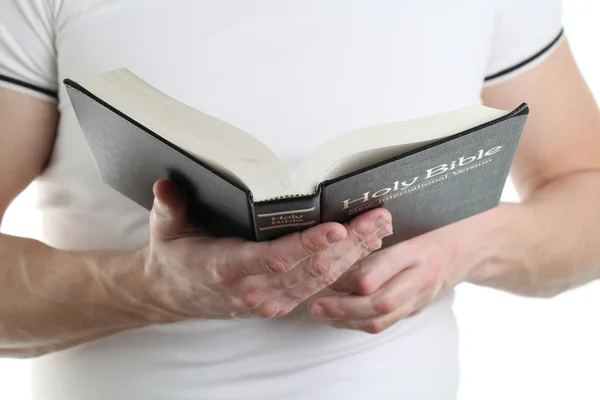 Człowiek czytanie Biblii — Zdjęcie stockowe