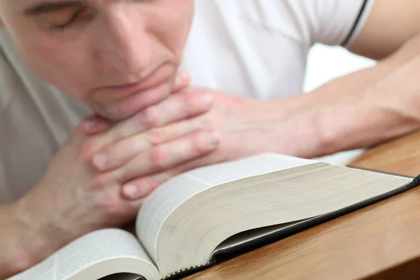 Člověk se modlí s Biblí Royalty Free Stock Fotografie