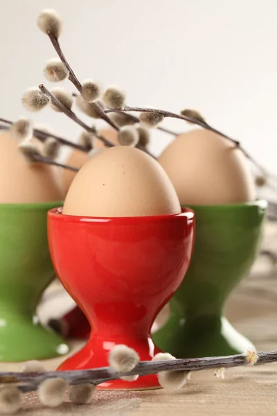 Vejce v červené a zelené eggcups — Stock fotografie
