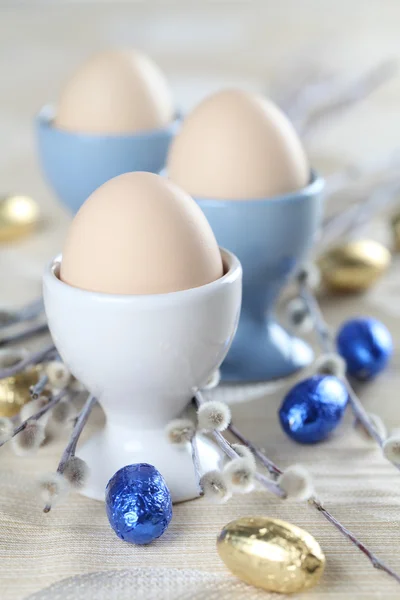 Ägg i vit och blå äggkoppar — Stockfoto