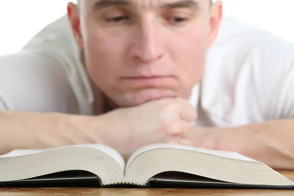 Muž studovat Bibli — Stock fotografie