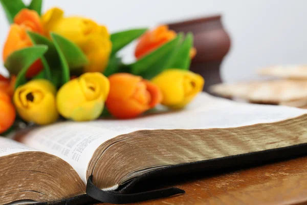 Biblia y tulipanes — Foto de Stock
