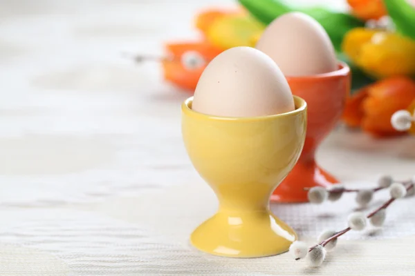 Αυγά σε πορτοκαλί και κίτρινο eggcups — Φωτογραφία Αρχείου