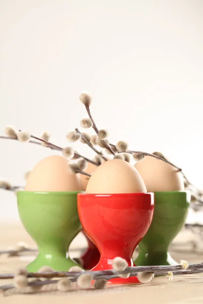 Vejce v červené a zelené eggcups — Stock fotografie