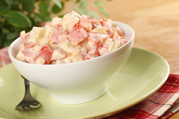 Томатный салат с сыром и яйцами
