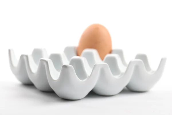 Keramické vejce držák s hnědé slepičí vejce — Stock fotografie