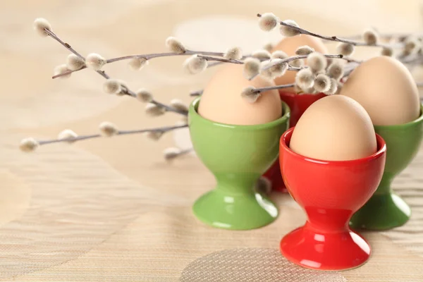 Αυγά σε κόκκινο και πράσινο eggcups — Φωτογραφία Αρχείου