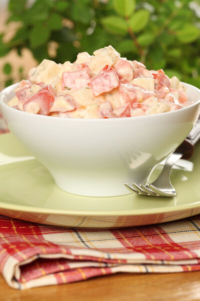 Томатный салат с сыром и яйцами
