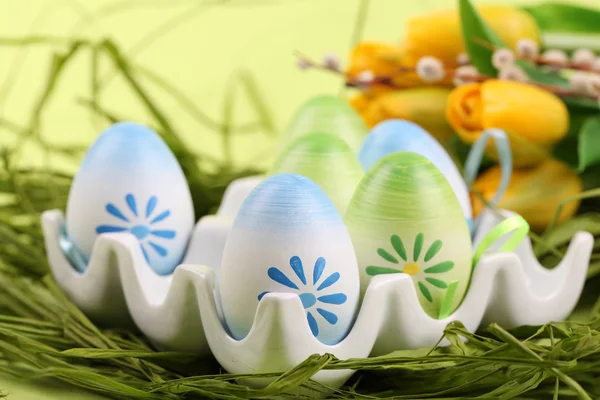 Barevné velikonoční vejce v držáku vejce — Stock fotografie