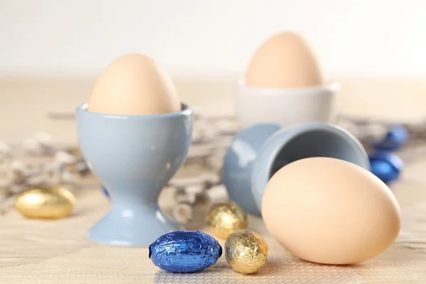 白と青 eggcups の卵 — ストック写真