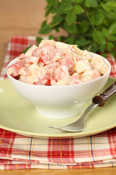 Томатный салат с сыром и яйцами
