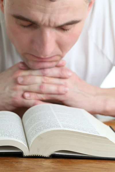 Člověk se modlí s Biblí — Stock fotografie