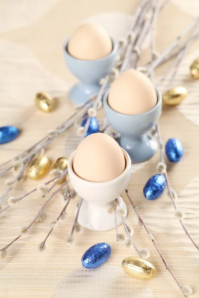 Huevos en copas de huevo blancas y azules — Foto de Stock
