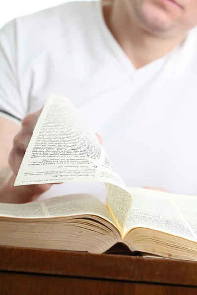 Człowiek toczenie strony Biblii — Zdjęcie stockowe