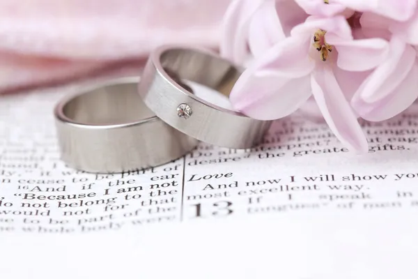 聖書と結婚指輪 — ストック写真