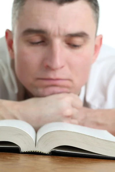 Homem estudando a Bíblia — Fotografia de Stock
