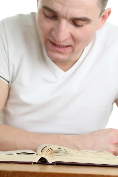 Hombre leyendo la Biblia — Foto de Stock