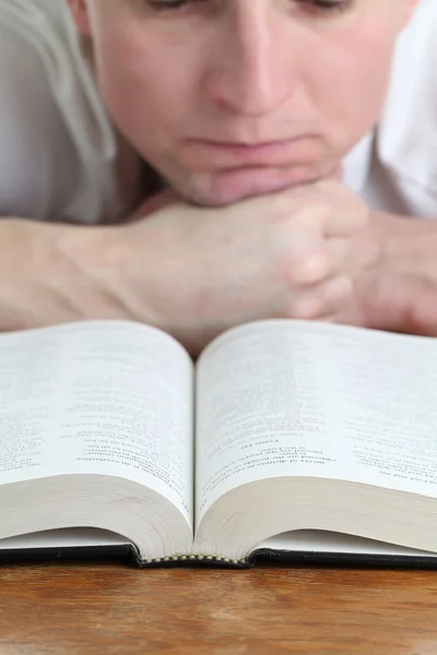 Człowiek studiowanie Biblii — Zdjęcie stockowe