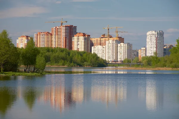 อาคารเมืองและอาคารเครน — ภาพถ่ายสต็อก