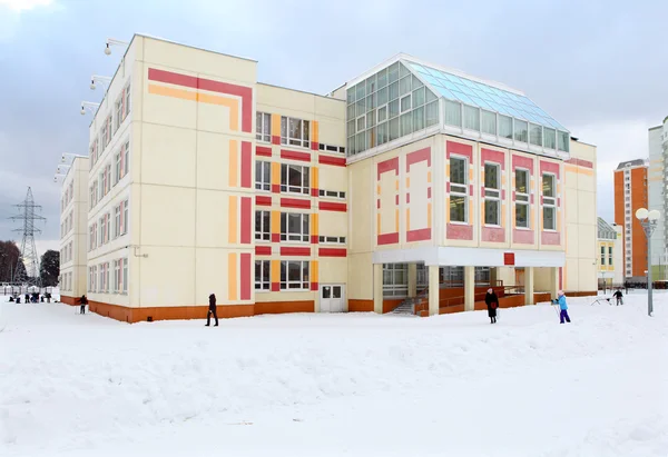 Edificio escolar moderno —  Fotos de Stock