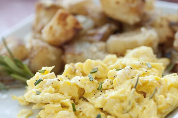 Pequeno-almoço com ovos mexidos — Fotografia de Stock