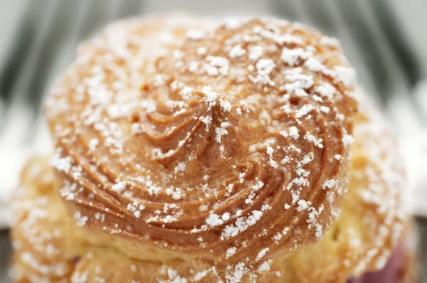 Raspberry Cream Puff — Stock Photo, Image