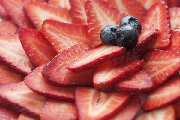 신선한 슬라이스 딸기 — 스톡 사진