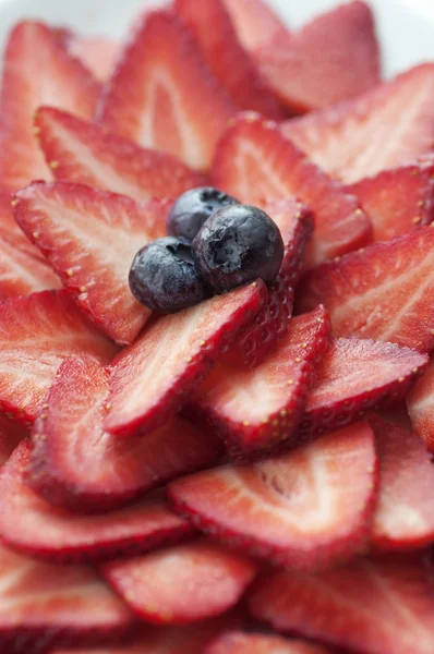 Frische Erdbeeren in Scheiben — Stockfoto