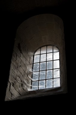 Karanlığın içinde eski kale cam