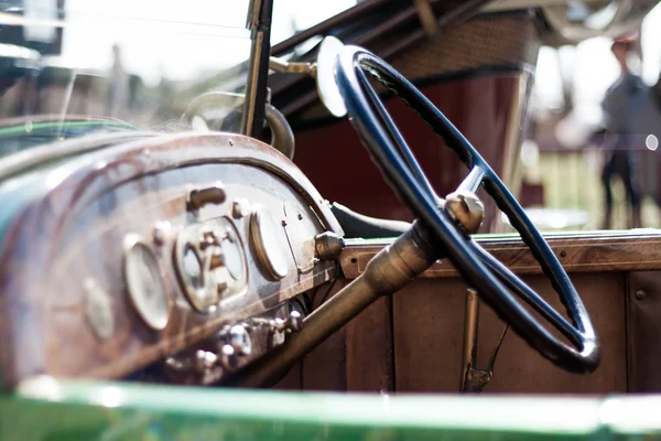 Колесо древнего автомобиля — стоковое фото