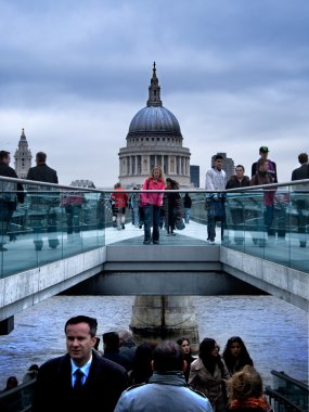 meşgul sokakta yürürken. Millenium bridge, Londra, İngiltere