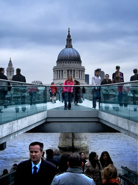 Impegnato a camminare per strada. Millenium bridge, Londra, Regno Unito — Foto Stock