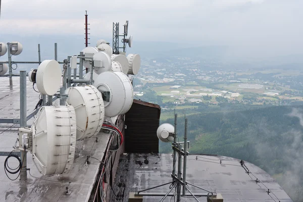 Kommunikasjonsutstyr ved fjellet Jested nær Liberec, Tsjekkia – stockfoto