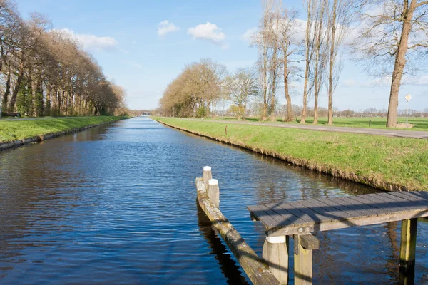 Holenderski pejzaż z pastwisk i kanał — Zdjęcie stockowe