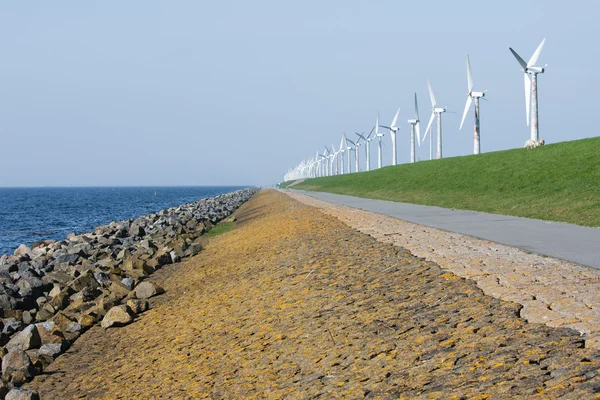 Endloser Deich mit Windmühlen in den Niederlanden — Stockfoto