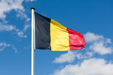 Belçika bayrağı mavi gökyüzü üzerinde