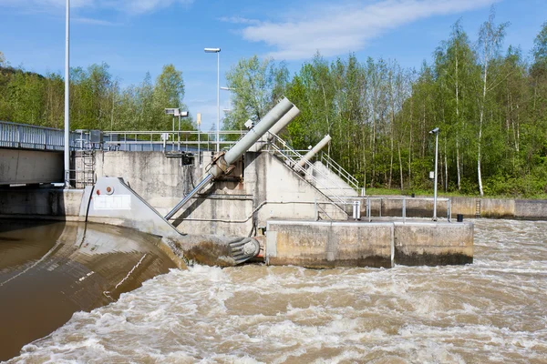 Stuwdam in de rivier de Maas voor het reguleren van de waterstand: — Stockfoto